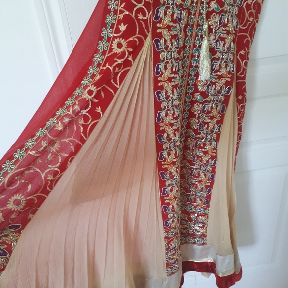 Traditional outfit - Picture 4 of 7